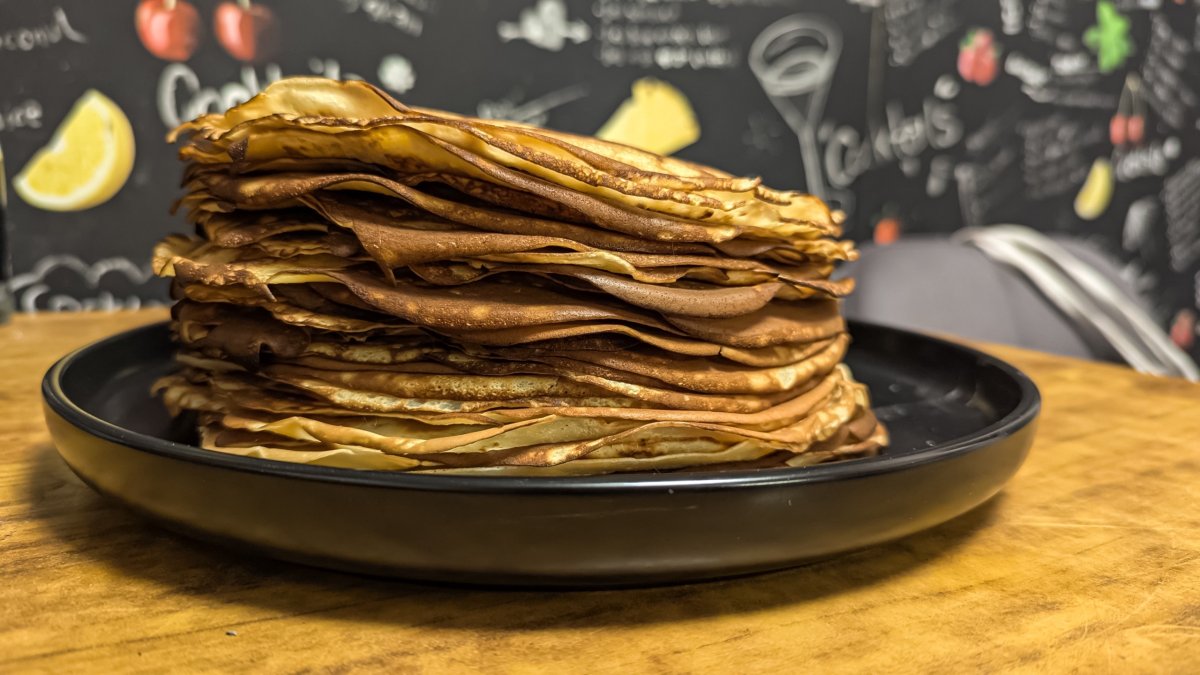 Порция блинов на тарелке