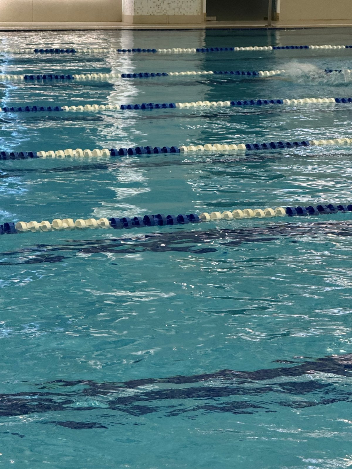 Вода в бассейне.