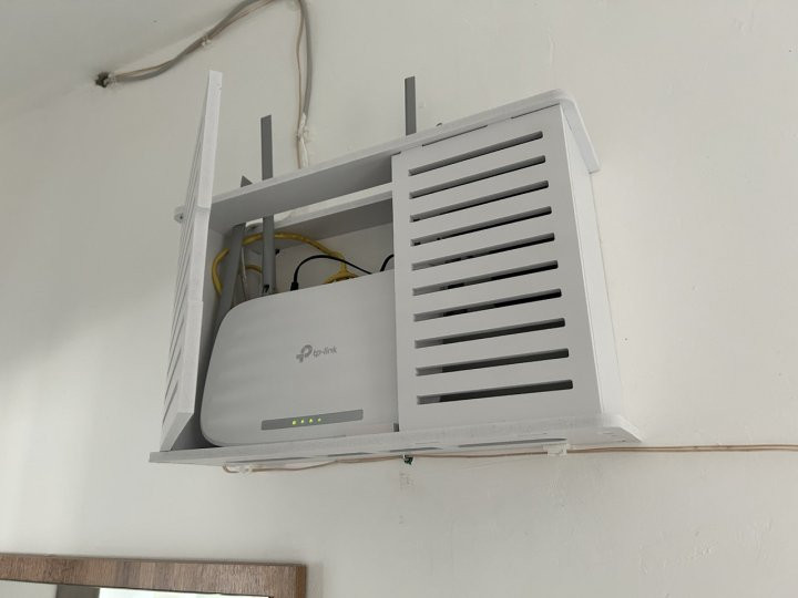 На стене висит роутер.