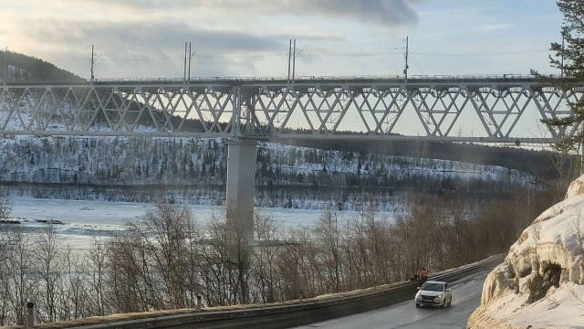 Мост через реку Тулома в Мурманской области зимой.