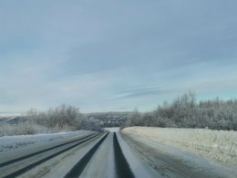 Зимняя пустынная дорога в Мурманской области.
