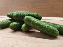 Огурцы лежат на столе.