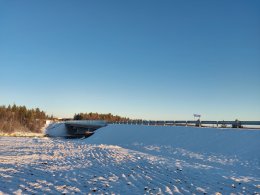 Мост через реку зимой.
