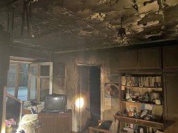 Обгоревшая после пожара комната в квартире дома в Оленегорске.