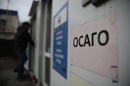 Человек заходит в офис, где оформляют ОСАГО.