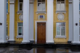 Дверь подъезда администрации города Мурманска.