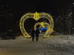 Люди идут по скверу ночью