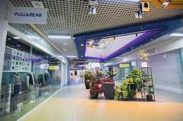 Коридор в торговом центре.