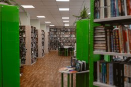 Читальный зал в библиотеке.