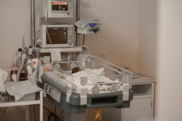 Младенец в перинатальном центре.