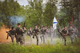 Морские десантники летом в лесу на учении.