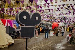 Ярмарка в рамках кинофестиваля.
