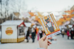 Человек держит открытку с масленицей.