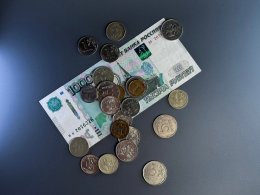 Монеты и купюра номиналом одна тысяча рублей