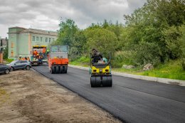 Рабочие укладывают асфальт.