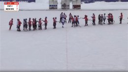 Игроки команд «Старт-2» и «Мончегорск» жмут друг другу руки после матча