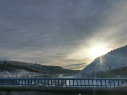 Солнце над рекой зимой в Коле