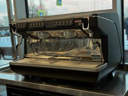 Кофемашина стоит на столе.