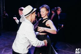 Пара танцует сальсу.