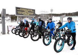 Спортсмены готовятся к соревнованиям по велосипедному спорту.