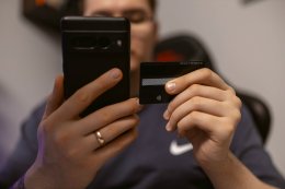 Мужчина оплачивает покупку в интернете.