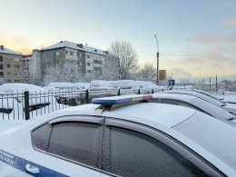 Машина ДПС стоит на парковке.