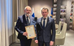 Министр Сергей Мякишев с грамотой и губернатор Мурманской области Андрей Чибис.