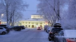 Участок улицы вдоль дома №4/22 на улице Воровского в Мурманске. Железнодорожный вокзал Мурманска зимой.