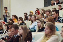 Студенты сидят в аудитории.