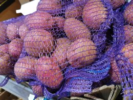 Картофель на прилавке магазина.