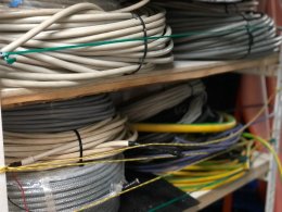 Склад проводов лежит на полке.