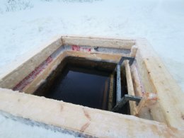 Прорубь в озере.