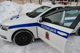 Машина Госавтоинспекции припаркована.