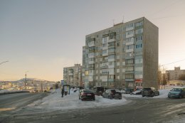 Девятиэтажный дом на перекрестке в Мурманске.