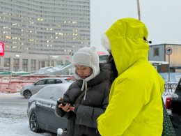 Туристы из Китая строят маршрут.