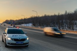 Машина ДПС стоит на дороге.