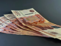 Денежные купюры достоинством 5 тысяч рублей.