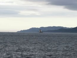 Море, вдали судно. Мурманская область.