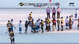 Хоккеисты команд «Мурман» и «Мончегорск» жмут друг другу руки после матча по хоккею с мячом