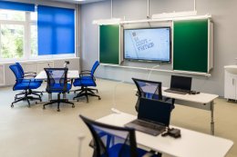 Школьные парты в кабинете