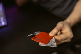 Мужчина держит банковские карты.