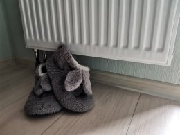 Тапочки возле батареи