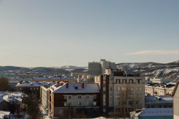 Вид на здание гостинично-делового центра «Арктика» в Мурманске