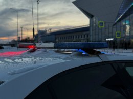 Машина ДПС стоит на дороге.