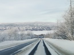 Зимняя дорога в Мурманской области.