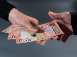 Одна рука передаёт деньги другой руке.