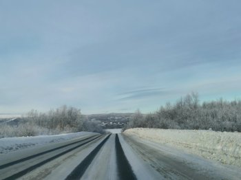 Зимняя пустынная дорога в Мурманской области.