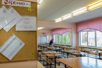Школьная столовая в городе Мурманске.