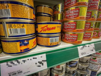 Печень трески стоит на магазинной полке.
