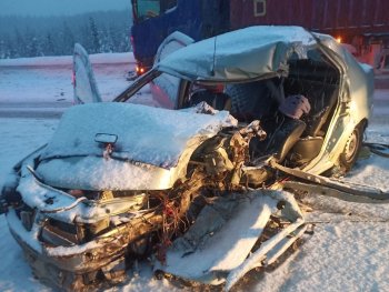 Покореженный после лобового столкновения с тягачом автомобиль "Рено Логан" под Мурманском зимой.